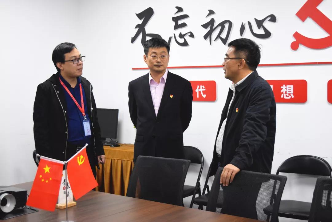 中共安陽市委網(wǎng)信辦主任路玉軍、副主任王曉萌等一行人蒞臨安陽青峰網(wǎng)絡(luò)指導(dǎo)工作