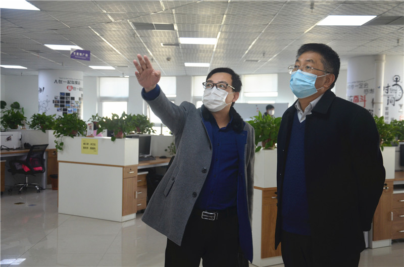 中共安陽市委統(tǒng)戰(zhàn)部副部長、市工商聯(lián)黨組書記郭洪俠一行調(diào)研安陽青峰防疫工作和復(fù)工復(fù)產(chǎn)情況