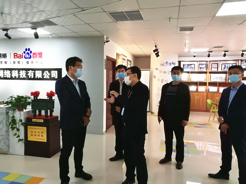 安陽(yáng)市商務(wù)局副局長(zhǎng)張躍勇，攜同天津伍創(chuàng)電子商務(wù)有限公司李富民一行蒞臨安陽(yáng)青峰網(wǎng)絡(luò)參觀指導(dǎo)！！